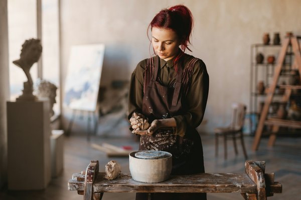 Quels sont les avantages de louer une maison de vacances en Bretagne avec des ateliers de sculpture sur bois?